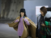 组图：谢娜穿披风亮相湖南卫视小年夜彩排 埋头走路表情略显严肃