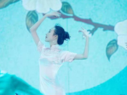 组图：王鸥旗袍端庄典雅 舞蹈优美展曼妙身姿