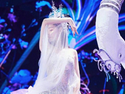 组图：张天爱纯白纱裙带来舞蹈《泉》 舞姿摇曳化身仙子