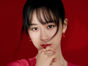 组图：杨紫红色泡泡袖长裙复古优雅 麻花辫编发不失可爱俏皮