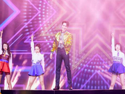 组图：朱一龙东方春晚唱谢谢侬活力十足 金色镭射夹克潮流酷炫