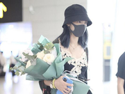 组图：姚晨素颜抵达郑州 一路煲电话粥获粉丝送花