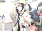 组图：张雪迎赴金鸡百花电影节 获粉丝送礼开心笑纳