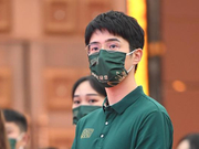 组图：刘昊然穿绿衣配绿口罩亮相百花奖 带领志愿者宣誓帅气十足