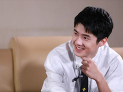 组图：刘昊然化身博主介绍河南美食 笑出小虎牙可可爱爱