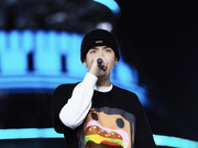 组图：吴亦凡素颜参加跨年晚会彩排 穿搭潮范儿十足神情认真