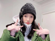 组图：关晓彤跨年装扮军大衣套羽绒服 配个性毛线帽御寒满分