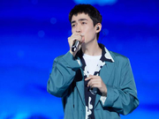 组图：朱一龙着长风衣现身跨年彩排 内搭黑底白花衬衫吸睛