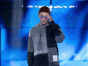 组图：陈伟霆着拼接毛衣现身跨年彩排 老头帽配茶色眼镜又暖又酷