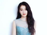 组图：关晓彤水蓝色纱裙温柔动人 加盟央视跨年致敬时代榜样