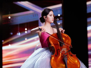 组图：欧阳娜娜奏大提琴登央视跨年 高丸子头清爽恬静