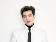 组图：吴亦凡加盟央视跨年盛典 驼色大衣配白衬衫青春有型