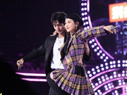 组图：宋茜宋威龙跨年晚会彩排 台上共舞互动超甜