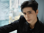 组图：阿云嘎全黑暗格西服登央视跨年 配精巧胸针沉稳大气