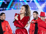 组图：容祖儿红色亮片裙霸气开场 唱跳气息超稳惹尖叫