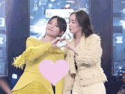 组图：杨幂周笔畅央视跨年同框 两人彩排比心大秀姐妹情