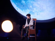 组图：王源银白碎片西装优雅 与“圆月”背景融合似在月亮上唱歌