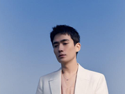 组图：朱一龙白色西服登湖南跨年 藕粉色内搭文艺气息十足