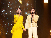 组图：杨幂周笔畅牵手合唱秀姐妹情 点额头互动亲密惹人羡