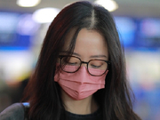 组图：张靓颖官宣江苏跨年后现身机场 遇粉丝热情签名