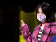 组图：湖南卫视跨年晚会宋茜彩排图释出 粉红格子大衣搭配吸睛