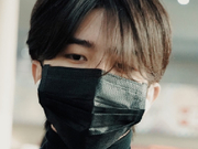 组图：蔡徐坤口罩遮面仅露双眼 戴耳机帅气有型