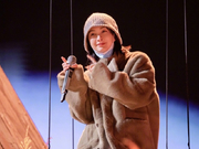 组图:吴昕跨年晚会彩排图曝光 戴棕色针织帽保暖又可爱