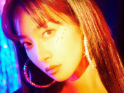 组图：宋茜跨年晚会造型酷飒十足 野生迪斯科妆超吸睛