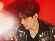 组图：龚俊跨年晚会造型摩登又复古 银色亮片西装超有范儿