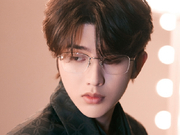 组图:蔡徐坤跨年晚会造型曝光 暗纹西装搭金丝眼镜内敛精致