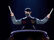 组图：龚俊湖南卫视跨年晚会彩排照片释出 解锁打鼓技能