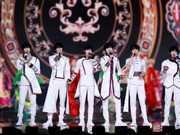 组图：时代少年团现身跨年晚会 身穿民族服饰彰显国风之美