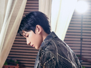 组图：王源跨年晚会造型曝光 穿灰色牛仔水晶套装青春帅气