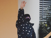 组图：王鹤棣湖南跨年出发路透曝光 穿波点外套保暖俏皮