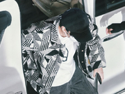 组图：王俊凯江苏卫视跨年出发路透 穿黑白菱格外套个性时尚