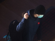 组图：王一博东方卫视跨年出发路透 戴毛线帽背双肩包保暖休闲