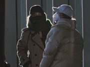 组图：杨幂湖南卫视跨年机场出发路透 戴鸭舌帽厚围巾温暖可爱