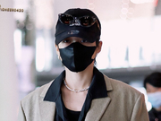 组图：刘雨昕东方卫视跨年出发路透 穿西装大衣配黑衬衫时尚帅气