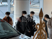 组图：时代少年团东方卫视跨年出发路透 私服穿搭活力出行