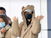 组图：杨紫湖南卫视跨年到达路透 穿小熊外套向粉丝挥手