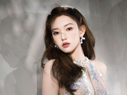 组图：程潇东方跨年波光人鱼大片 人鱼姬闪钻流光裙造型明媚动人