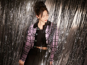 组图：Angelababy浙江跨年镭射银光大片 紫色格纹套装甜酷梦幻