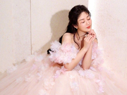 组图：杨紫湖南卫视跨年晚会造型 粉色花瓣裙搭配花瓣妆浪漫唯美