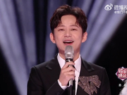 组图：何炅跨年晚会感谢医护人员 现场哽咽泪目鞠躬致谢