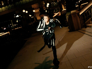 组图：薛之谦江苏卫视跨年造型大片 风格独特背部图案神似甲壳虫