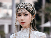 组图：邓紫棋江苏卫视跨年演唱会造型 宫廷异域风造型复古优雅