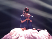 组图：虞书欣跨年晚会彩排图释出 着抹胸上衣大秀香肩