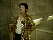 组图：王源江苏卫视跨年演唱会大片 梳港风背头造型搭配亮片外套