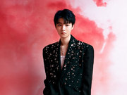 组图：王俊凯江苏卫视跨年演唱会造型 穿亮片西装气场十足