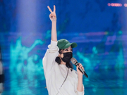 组图：杨幂跨年晚会彩排路透 歌手幂身着休闲装少女感十足